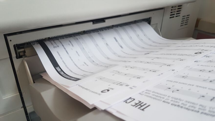 papír, ahogy jön ki a nyomtatóból