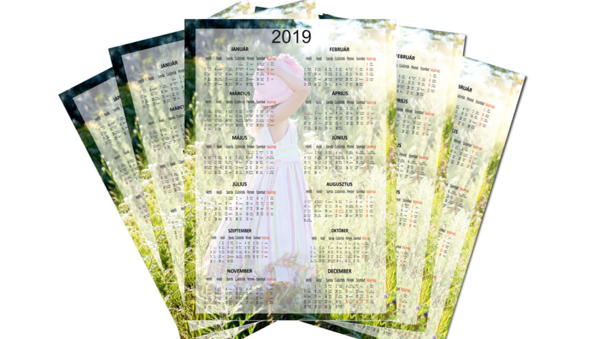 pószter naptárak, amin egy kalapos kislány van 